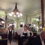 Bouillon Julien - 客席間を華麗に舞うギャルソンたち