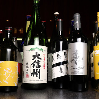 日本酒、焼酎、ワイン、ビール…。居酒屋並みに多彩なお酒が揃う