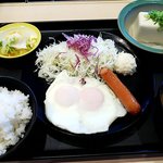 松のや - ソーセージエッグ定食　400円(税込)