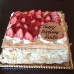 Tomute - ミルフィーユのデコレーションケーキ、香ばしくカラメリゼしたパイ生地に苺とクリームをサンド、¥4500、16cm×16cm、5日前迄にご注文お願いします