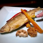 大どころ - ＊鮎は立派な大きさで、ボリュームがあります（主人の短い指を添えましたが、大きさがわかりますかしら） 鮎自体も美味しいで透けれど、衣の味わいもいいですね。