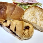 116545194 - パンはハーフサイズ。トーストとチョコパンと塩パンを選びましたが、朝からチョコパンは甘すぎて。(^^;)