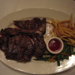 Hy's STEAKHOUSE - カット後の｢Tボーン･ステーキ｣