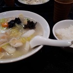 中華美食房ユニース - 海鮮ラーメン(半ライス付き)