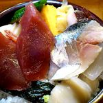 寿司鉄 - 寿司鉄 ＠平和台 ランチちらし 鮪と鯖の切り身はこんなに大きぃんです。