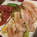 大野屋 - 手前：豚トロ焼き、奥：ハラミのお代わり