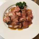 洋食屋バンフィール - 料理写真:国産熟成肉をじっくりと火入れをした、しっとり柔らかローストビーフ