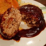 ロシナンテ - ふわっと崩れる肉々しくジューシーなハンバーグ、煮詰めたようなコクと旨味にほのかなほろ苦さが懐かしいデミグラスソース