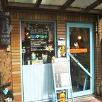 ミルクランド - お店の入口を中庭から