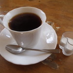 南々西の風 - コーヒーとハート形の入物に入ったホイップ