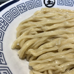 中華そば つけめん 玉 - 店内で打ち立てのモチモチ平打ち麺