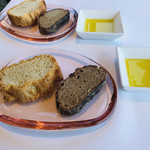 ジャンカルド - メゾンムラタのバケットと黒パン。オリーブオイルがポイント高い♡美味しすぎて、お代わりしてしまいました！