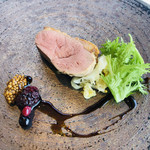 ジャンカルド - 王道の鴨のロースト。私的にはベストな量！男性には少量かな。シンプルなベリーソースがクラシカルで上品♡