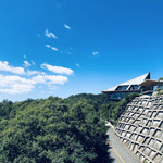 ジャンカルド - 山の上にポツンと見えます、トンガリ帽子♡