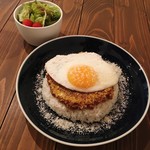 ブルームコーヒー - キーマカレー(サラダ付き、目玉焼きプラス料金)