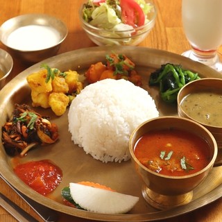 The most popular “Takari Set”◆Enjoy curry and Side Dishes all at once!