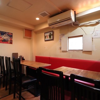 ゆったりくつろげる店内