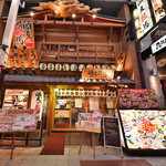 Sakatomo Ryouma - 店内入り口は龍馬と元気なスタッフがお出迎えいたします！駅からも近くて便利♪お客様のひとときを最高のひとときに…スタッフが全力でおもてなしいたします♪