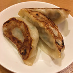 元祖ジャンボ餃子 福文酒家 - 晩酌セットの餃子。まいうーです