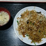 Kouman En - ソース焼きそば スープ付き 680円 ん？なんか銀食器が