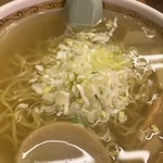 ラーメン　で忠 - 絶品スープを吸った麩