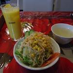 Ｂセットのマンゴーラッシー、サラダ、サービスのスープ