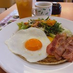 デニーズ - ◆フレッシュ野菜と目玉焼きのチーズガレット　754
ドリンクバー付き