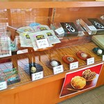 秀清堂 - 饅頭などの和菓子が並べられています