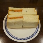 ケララの風モーニング - サンドイッチ（ジャガイモのマサラ（赤） ココナツチャトニー（白））