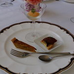 レストラン虫狩 - 前菜は美味キッシュなどの四点盛。特にコンソメのゼリーが印象的。