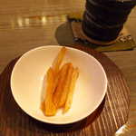 鹿 - お通しは芋けんぴ。芋焼酎との相性は、言わずもがな