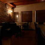 鹿 - 店内にはテーブル席もあり、グループでも使いやすい雰囲気