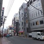 鹿 - 昼間に見るとこんな感じ。向かい側にある「丸屋第一駐車場」が目印です