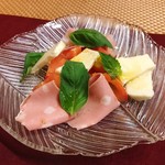 Nikuyaki cucina Epicuro - 千葉県産完熟トマトとバジルのサラダ  400円
