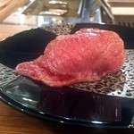 お肉屋 けいすけ 三男坊 - 高森和牛の一口炙り寿司