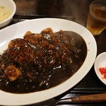 肉食堂 最後にカツ。 - 名物肉カレー