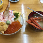 北のどんぶり屋 滝波食堂 - 通常、丼メニューにはみそ汁付きで、+¥300でカニ汁に変更できます