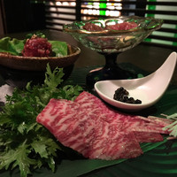 焼肉 炙屋武蔵 - 生肉の盛り合わせ。