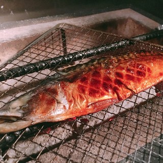 備長炭でじっくりと焼き上げた串焼きに舌鼓。熱々のまま頬張って