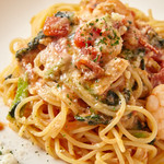 Shrimp, tuna and spinach with spicy tomato cream sauce