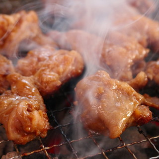 煙もくもくな店内で楽しむ炭火焼肉！