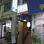 タイ居酒屋 プードン - ほほえみ人形がお出迎え　気軽に階段を上りましょう