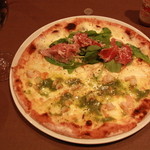 トラットリア リベルタ - スペシャルなピザ