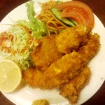 四季 - カキフライセット　　爪楊枝のあるフライがタマネギフライ