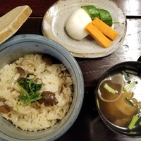 黒茶屋 - 食事(きのこご飯・汁・香の物)