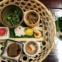 黒茶屋 - 先付(勾玉豆富)/前菜(栗甘露煮・青葉おひたし・無花果ゴマクリーム・なら茸当座煮・ミニトマト南蛮・地こんにゃくたまり煮・川海老艶煮・百合？？尾煮)