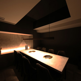 【8名様まで】黒とグレーを基調とした落ち着いた雰囲気