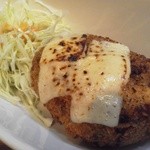 居酒屋 兀突骨 - 薄切肉入りメンチカツのチーズ乗せ