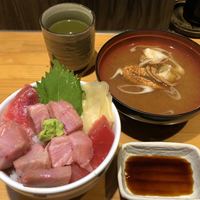 日本橋茅場町 寿司 鮮極 - トロぶつ丼1000円大盛＋100円に蟹の味噌汁付き