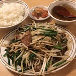 留軒 - ニラレバ定食